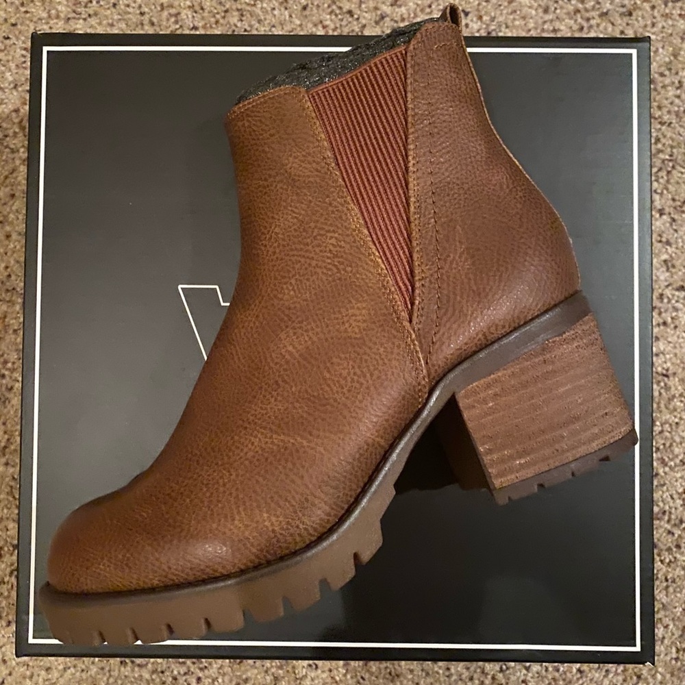 BRAND NEW - CHELSEA BOOTS